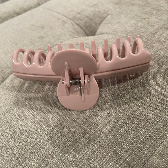 SOLD Baby Pink Barrel Claw Clip - Picture 3 of 5
